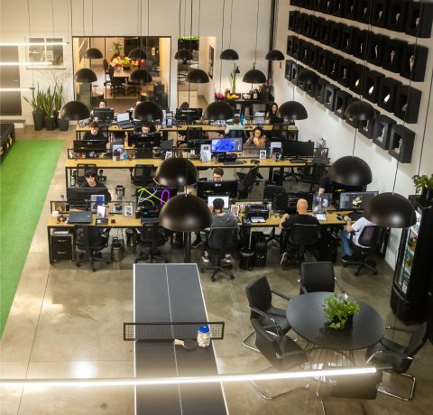 Vista de cima do salão do Grupo Dls/, com as equipes de estratégia, criação e tecnologia no mesmo piso