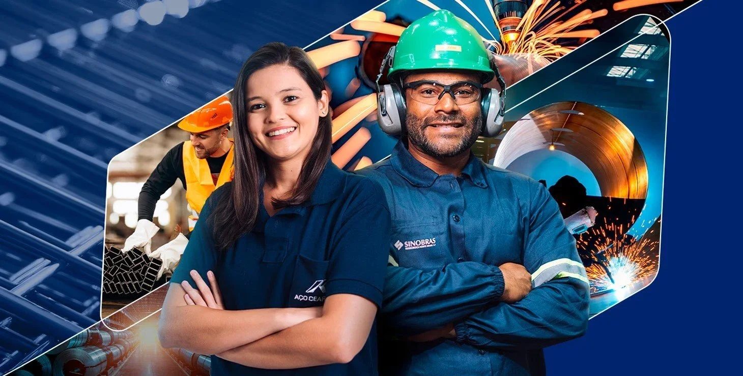Peça de abertura do Grupo Aço Cearense: uma funcionária de polo azul e um operador de capacete verde e protetor auricular, de braços cruzados, recortados sobre uma colagem em azul de bobinas de aço, solda e telhas metálicas.