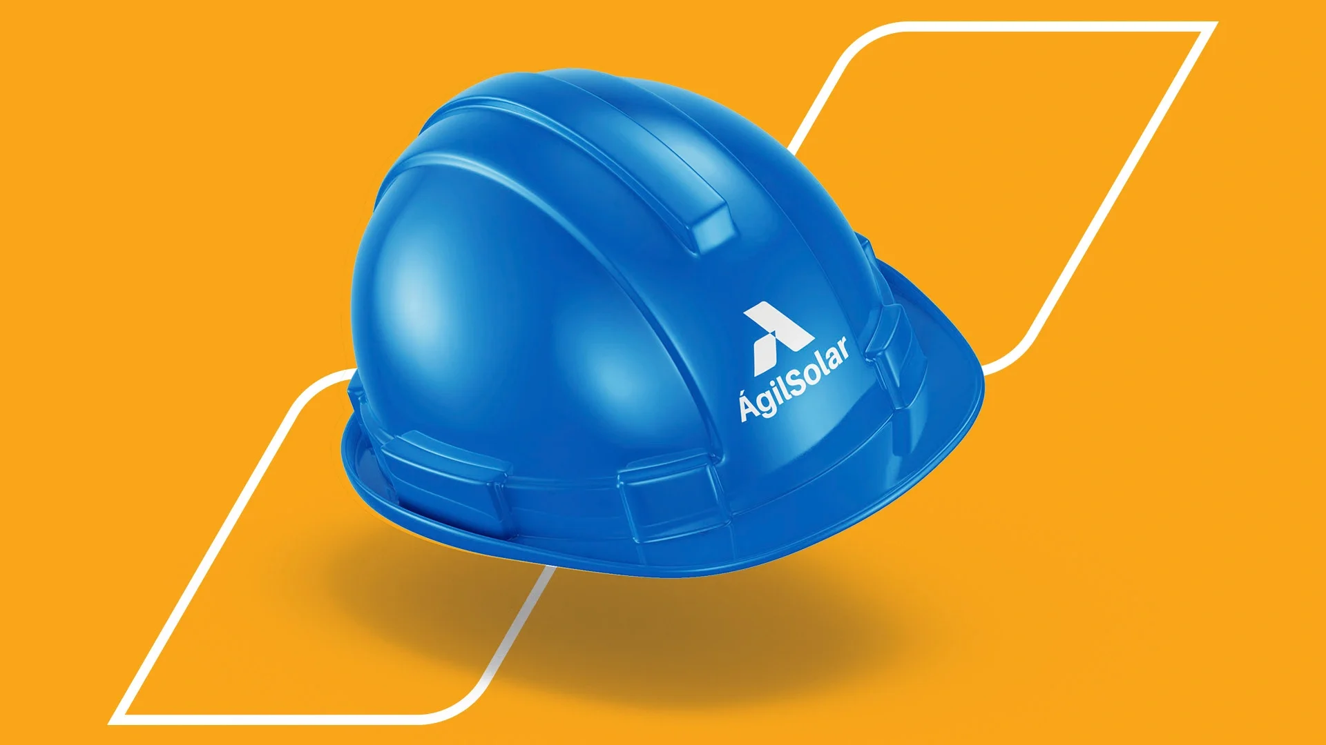 Capacete de obra azul com o símbolo e o nome ÁgilSolar em branco, sobre fundo laranja com o contorno do paralelogramo da marca.