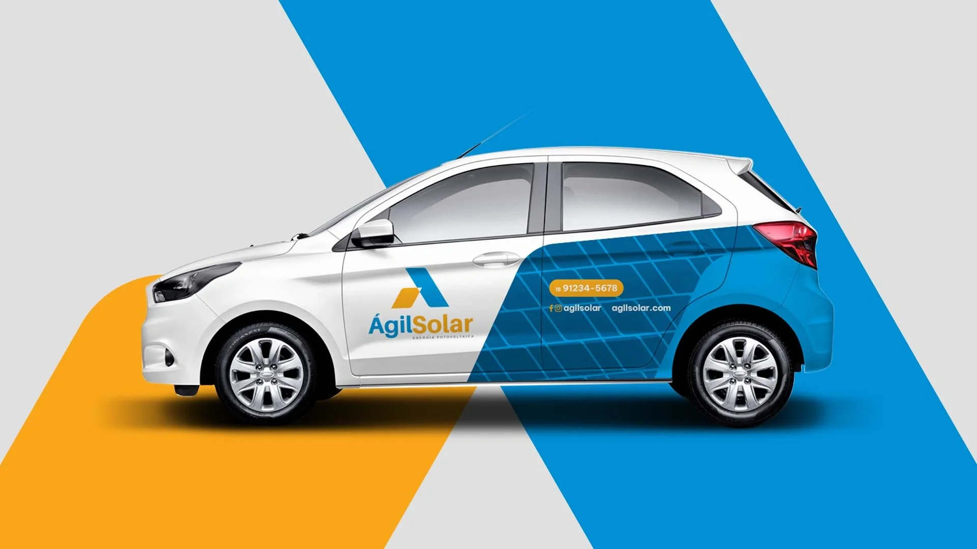 Carro branco da frota da Ágil Solar de perfil, com a assinatura na porta dianteira e a traseira envelopada em azul com a malha de placas e os contatos.