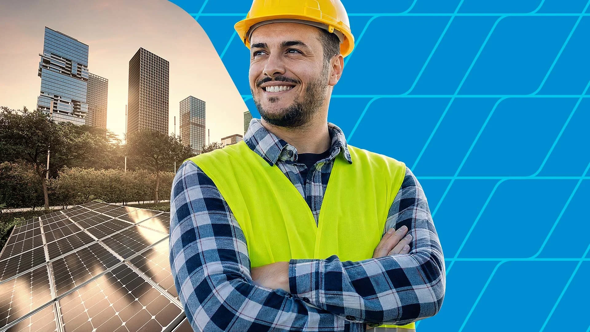 Instalador sorrindo, de capacete amarelo e colete refletivo, com os braços cruzados diante de uma malha azul de placas fotovoltaicas e, ao fundo, um parque solar ao pôr do sol.