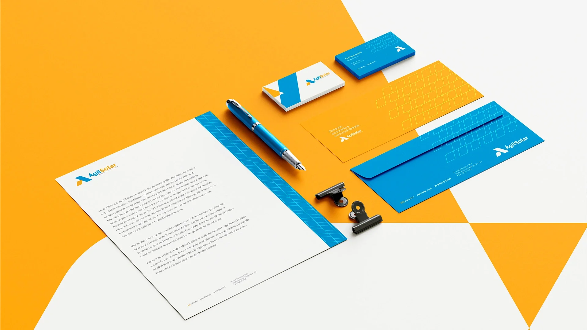 Papelaria da Ágil Solar em perspectiva sobre fundo laranja e branco: papel timbrado, cartões de visita, envelope e cartão-mensagem com a malha de placas.