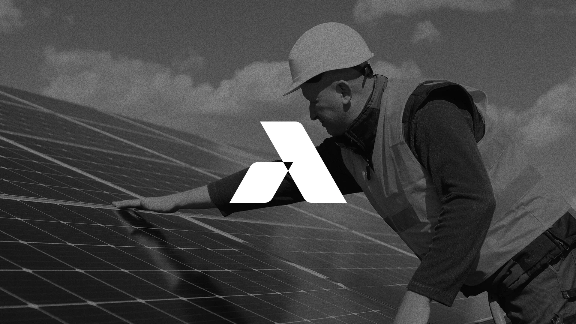 O símbolo da Ágil Solar em branco, sobreposto a uma foto em preto e branco de um técnico ajustando placas solares.