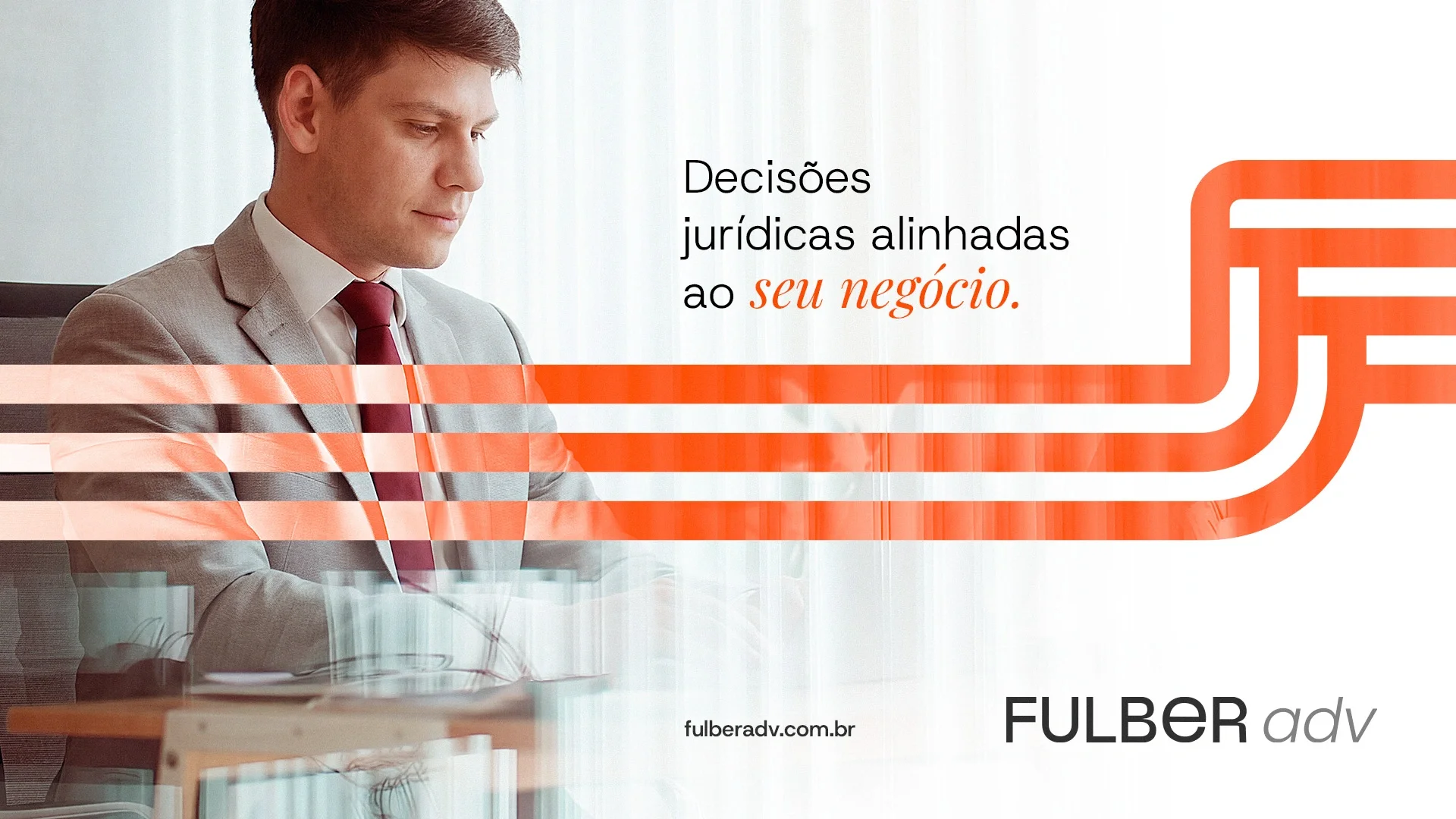Peça da marca Fulber em fundo claro: advogado de terno cinza trabalhando, a chamada “Decisões jurídicas alinhadas ao seu negócio” e o símbolo desenhado em linhas laranja.