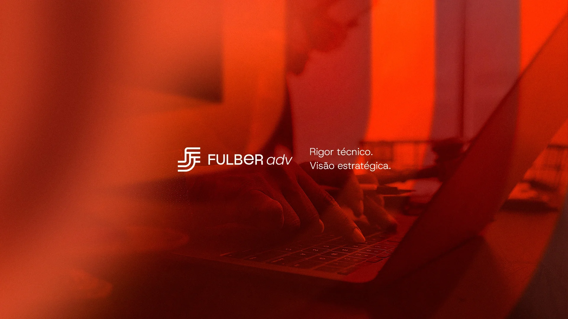 Peça da marca Fulber em vermelho: mãos digitando em um notebook, com a assinatura FULBER adv e a frase “Rigor técnico. Visão estratégica.” em branco.