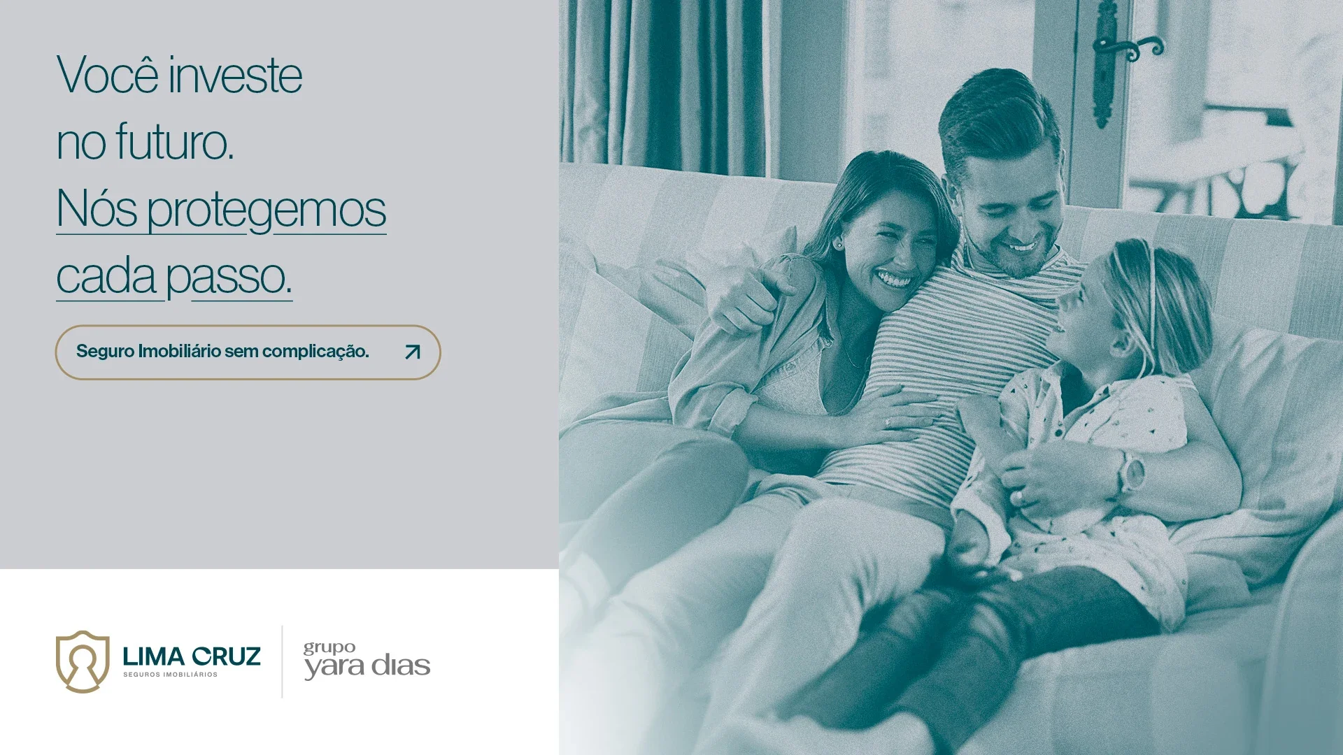 Key visual da Lima Cruz: a chamada “Você investe no futuro. Nós protegemos cada passo.” e o botão “Seguro imobiliário sem complicação”, ao lado da foto de uma família no sofá em tom verde-azulado.