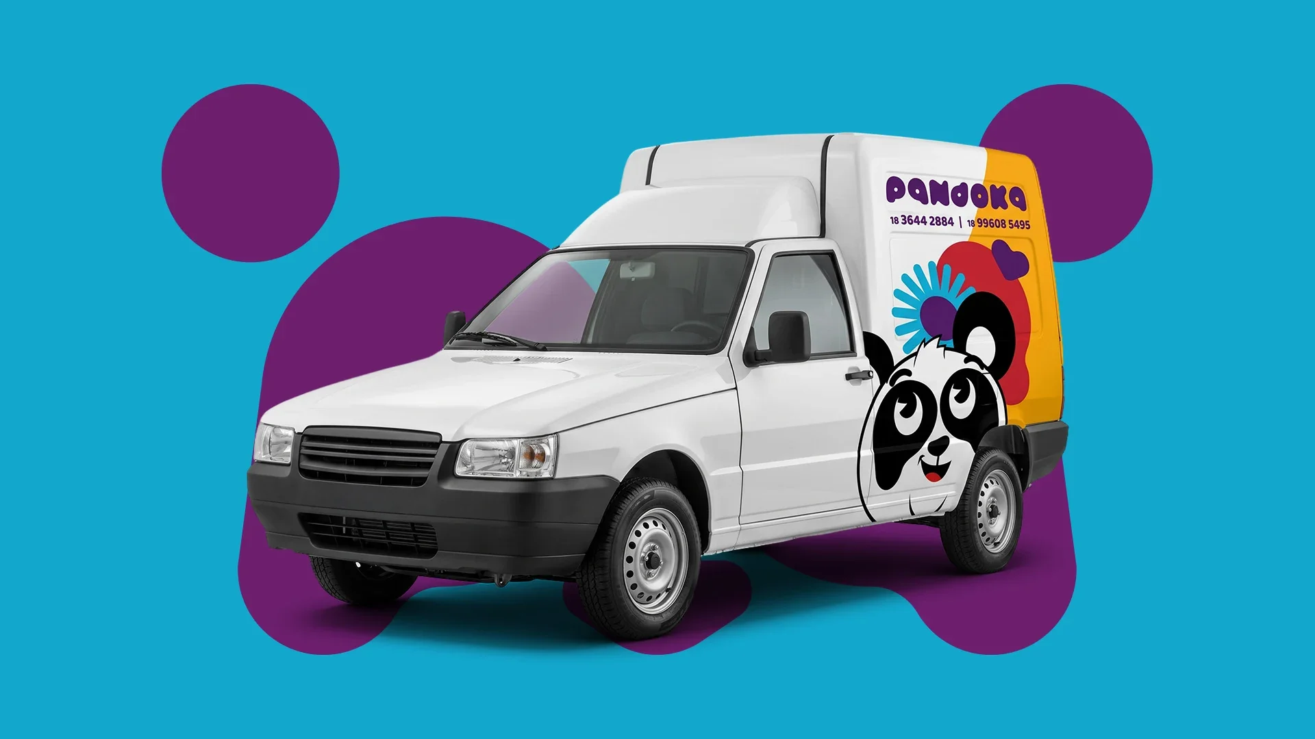 Furgão branco da Pandoka com a assinatura, o telefone e a carinha do mascote adesivados na lateral, sobre fundo roxo com círculos coloridos.