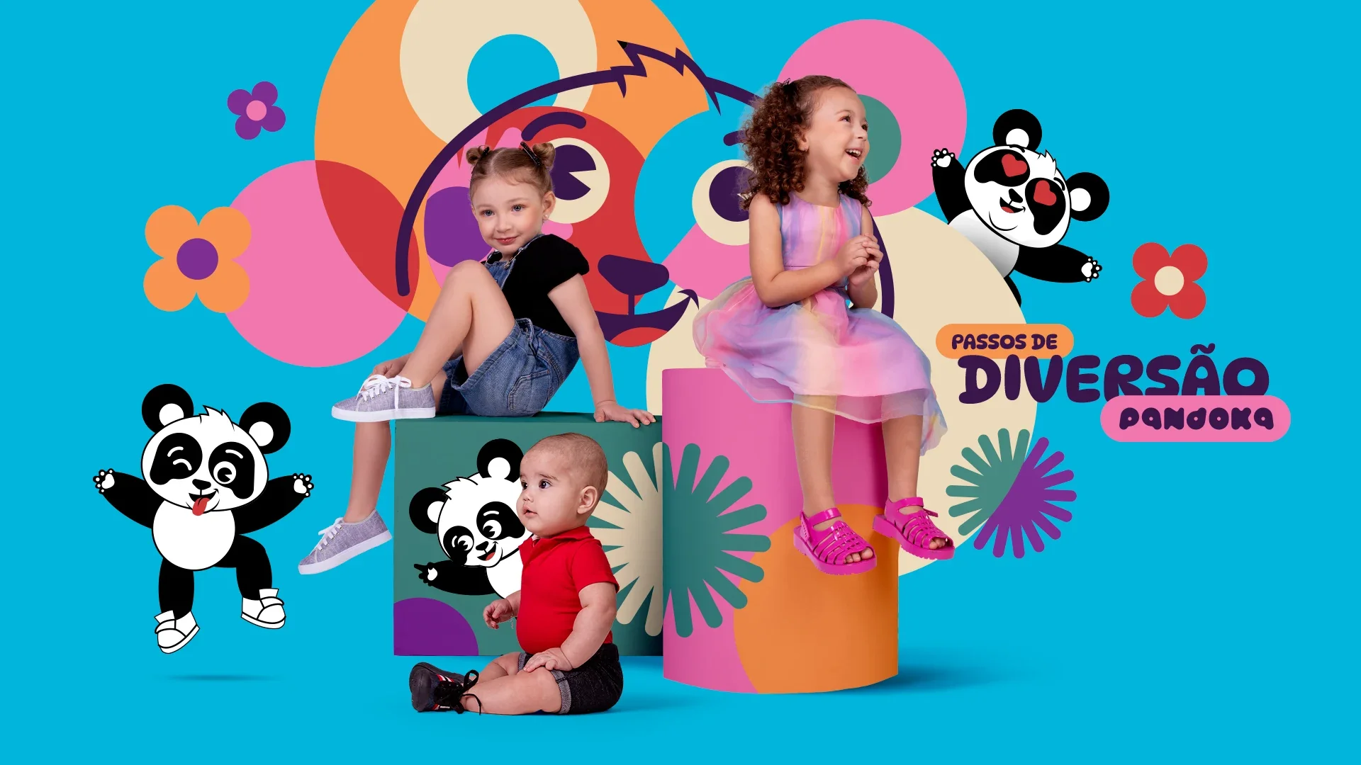 O key visual da campanha da Pandoka: duas meninas e um bebê sentados em cubos coloridos, calçando produtos da marca, entre mascotes, flores e círculos, com o selo “Passos de Diversão” sobre fundo azul.