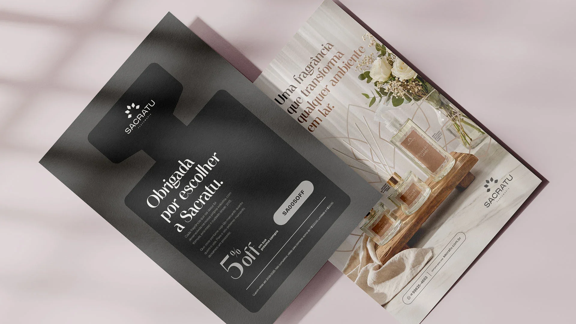 Flyer preto da Sacratu com a mensagem “Obrigada por escolher a Sacratu” e um cupom de 5% de desconto, ao lado de um impresso aberto com foto de um ambiente perfumado.