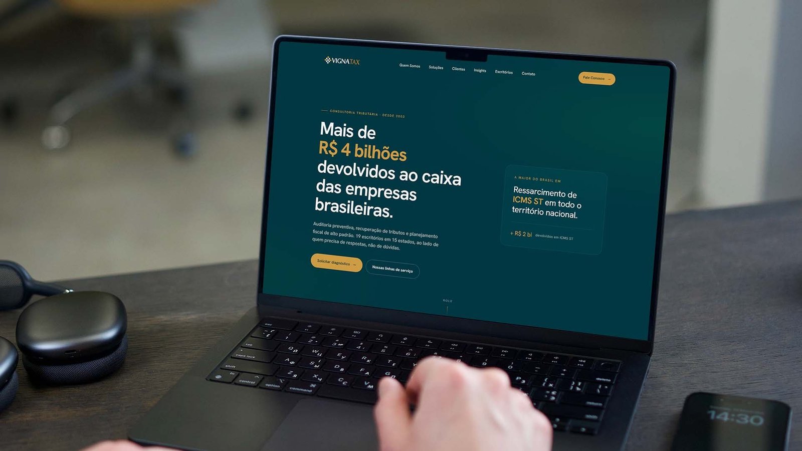 A home do novo site da Vignatax aberta em um notebook.