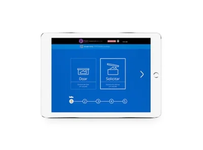 Tablet exibindo a plataforma projetoimpar.com, na escolha entre doar e solicitar um calçado.