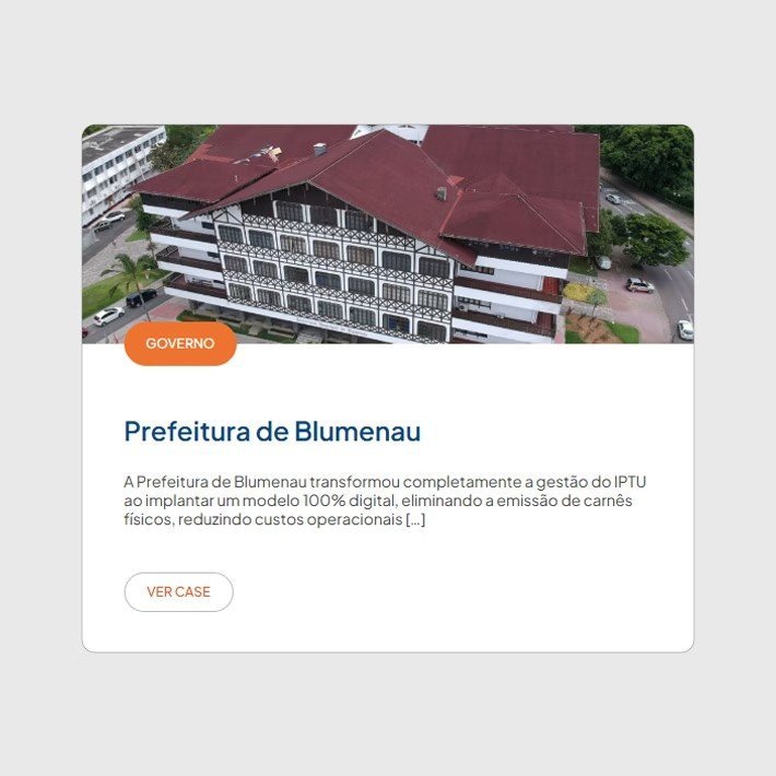 Cartão de case do site: foto aérea do prédio da Prefeitura de Blumenau, etiqueta “Governo” e o resumo do projeto de IPTU digital.