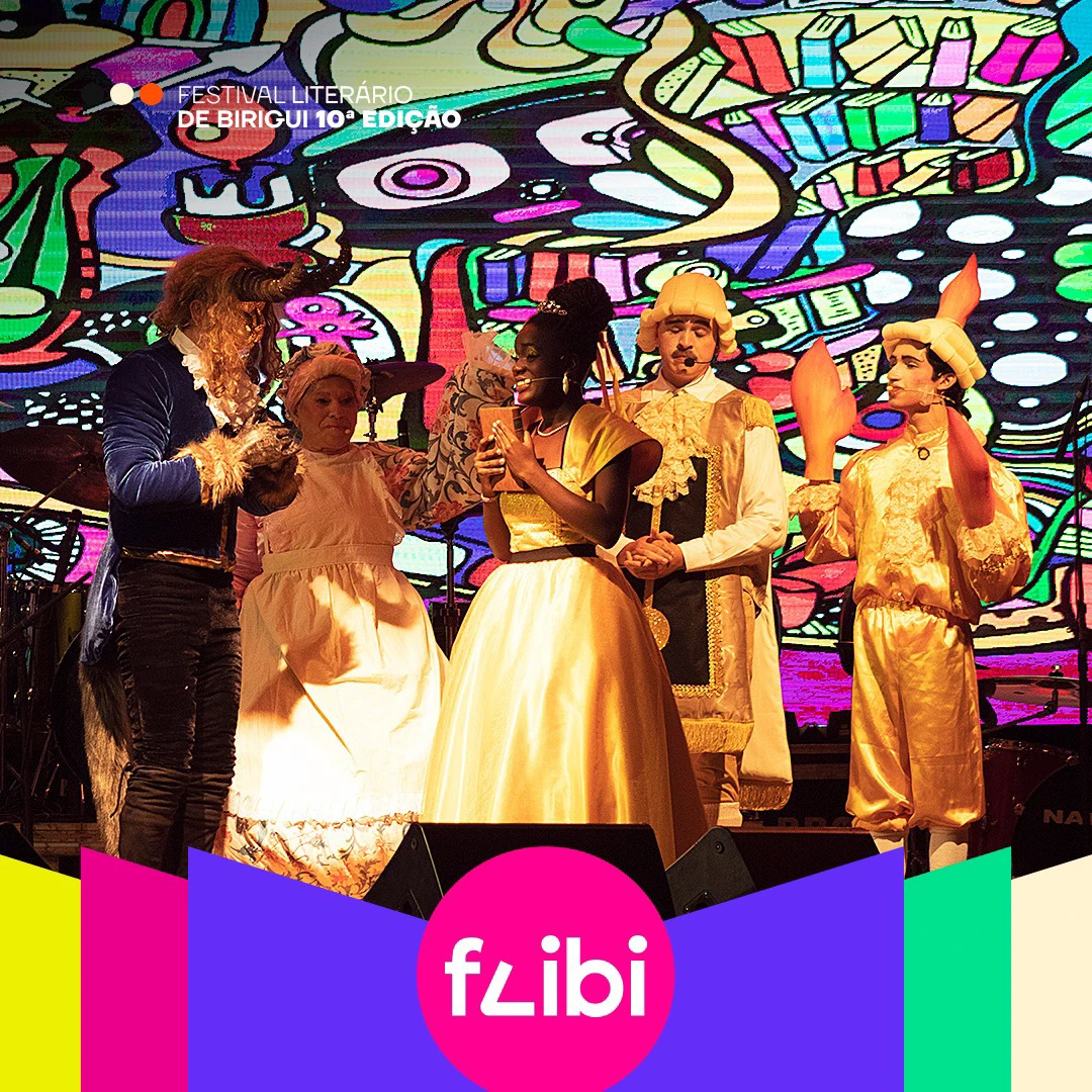 Cena final do musical A Bela e a Fera no palco do festival, com cinco atores em figurinos dourados diante de um painel de LED colorido.