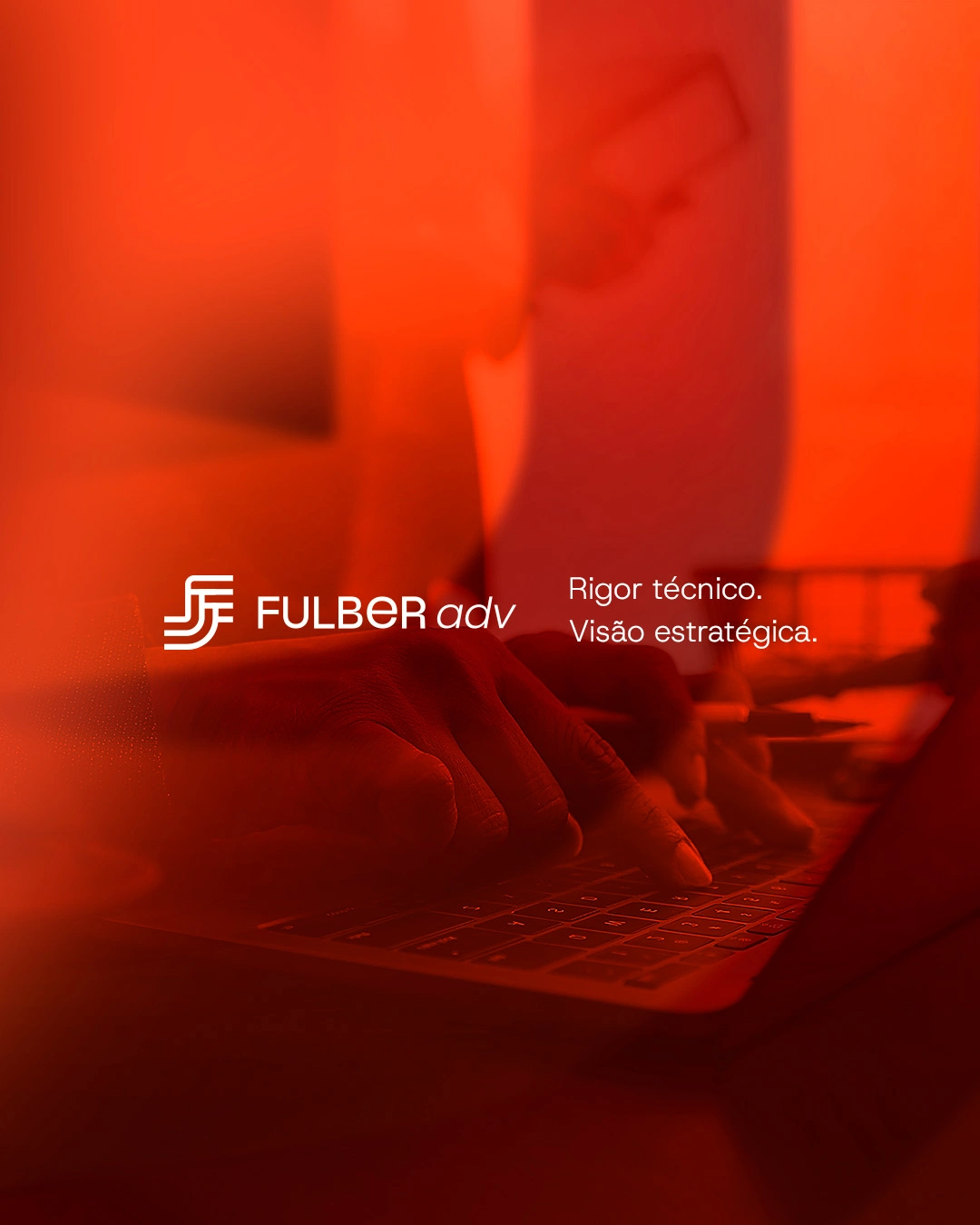 Post da Fulber em vermelho: mãos digitando em um notebook, com a assinatura FULBER adv e a frase “Rigor técnico. Visão estratégica.”