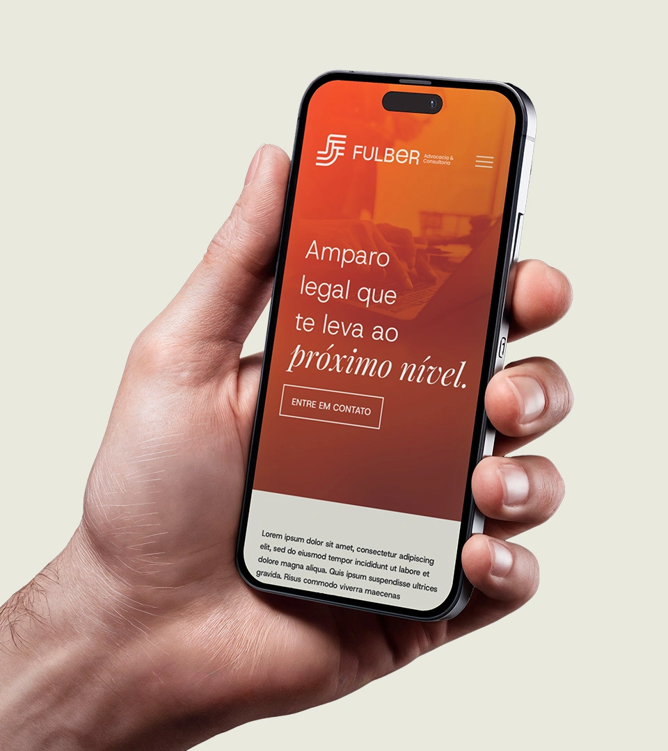 Celular na mão exibindo o topo do site da Fulber: fundo laranja escuro, a chamada “Amparo legal que te leva ao próximo nível” e o botão Entre em contato.