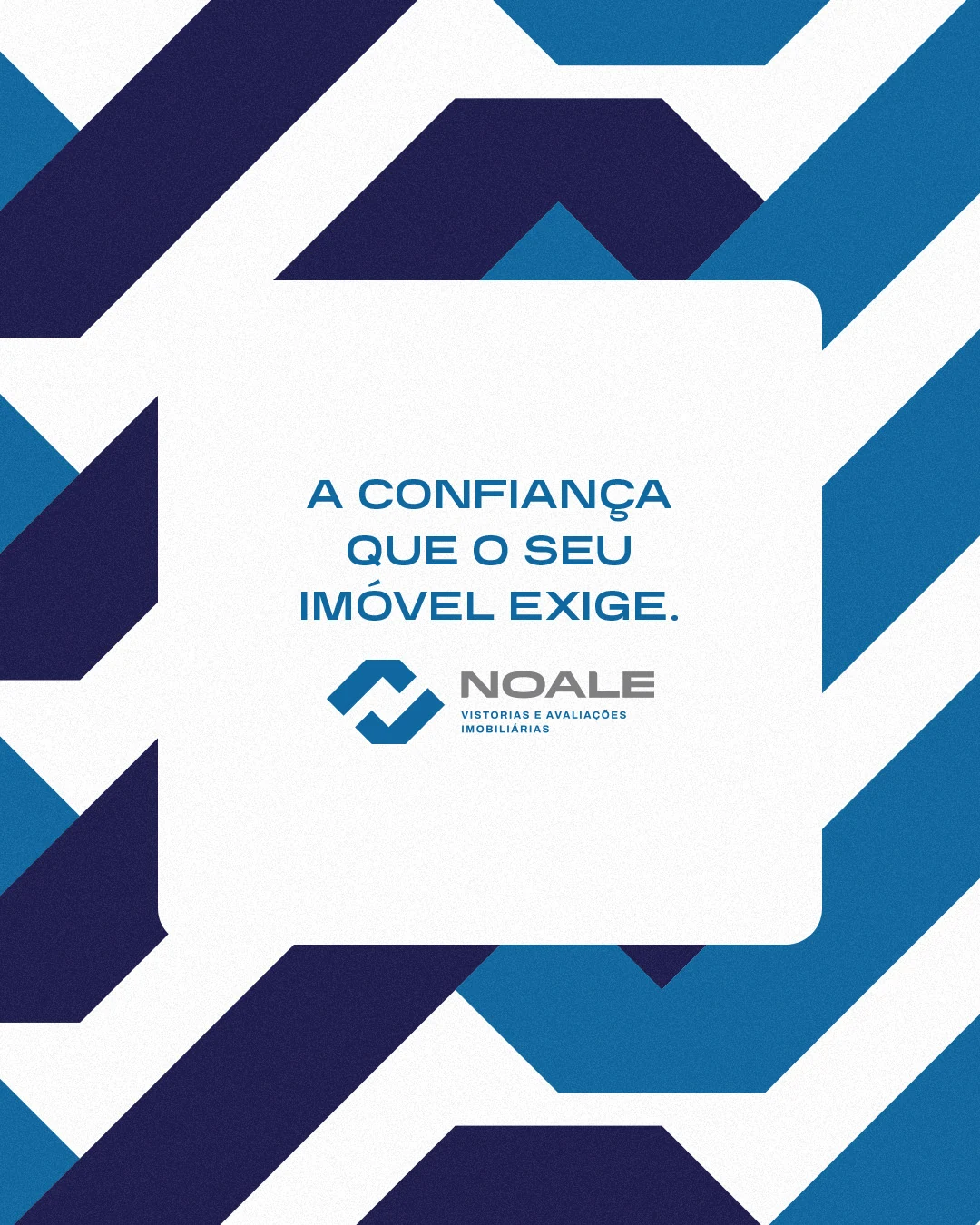 Post da Noale: a frase “A confiança que o seu imóvel exige” num quadro branco, cercada pelo padrão de chevrons em dois azuis.