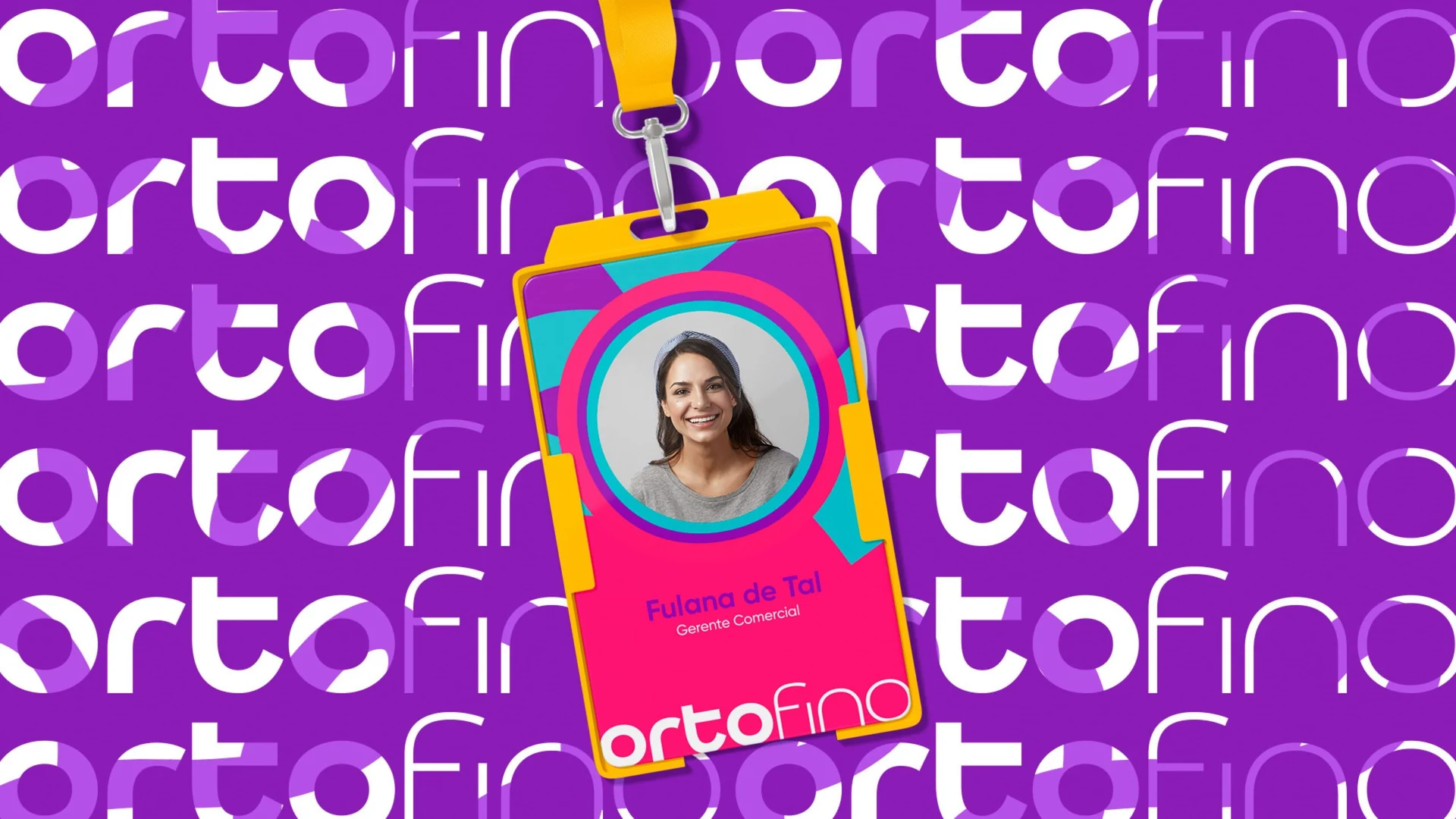 Crachá da Ortofino preso a um cordão amarelo, com a foto de uma colaboradora num círculo rosa, o nome, o cargo e o logotipo na base, sobre fundo roxo com o logotipo repetido.