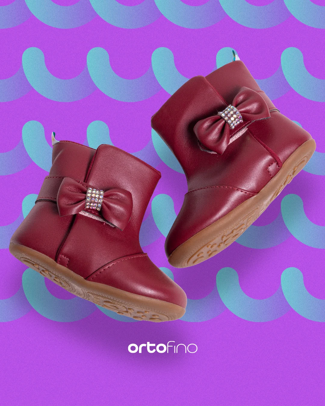 Post da Ortofino: par de botas infantis bordô com laço e strass, sobre fundo roxo com o padrão de ondas da marca.