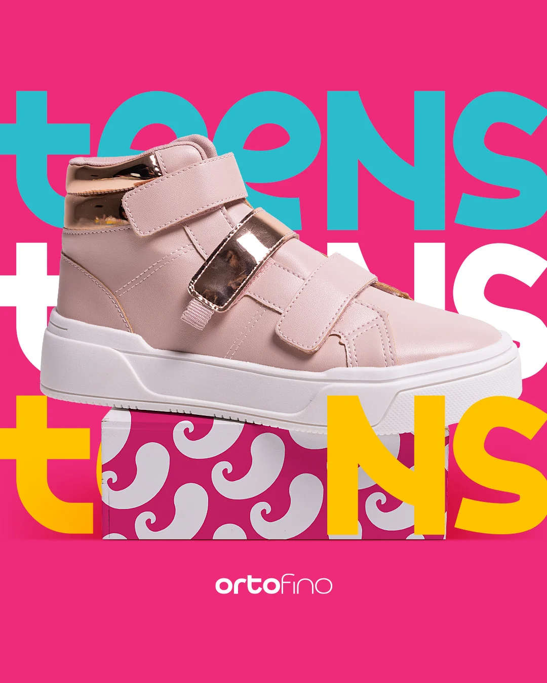 Post da Ortofino teens: tênis cano alto rosa-claro com fivelas douradas, sobre fundo rosa com a palavra teens em letras coloridas.