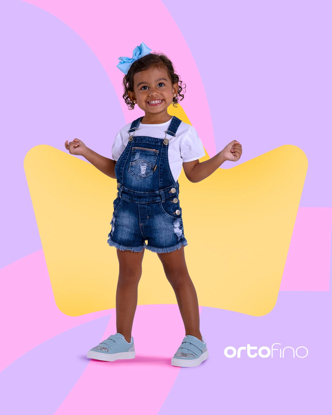 Post da Ortofino: menina de jardineira jeans calçando tênis azul-claro, sobre fundo rosa-claro com uma estrela amarela.