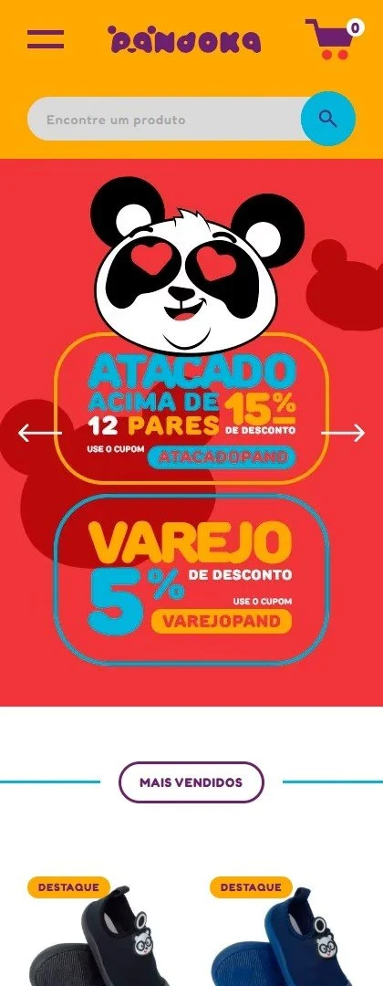 A home da loja da Pandoka no celular, com a busca, o banner de atacado acima de 12 pares com 15% de desconto e varejo com 5%, e o início da vitrine de mais vendidos.