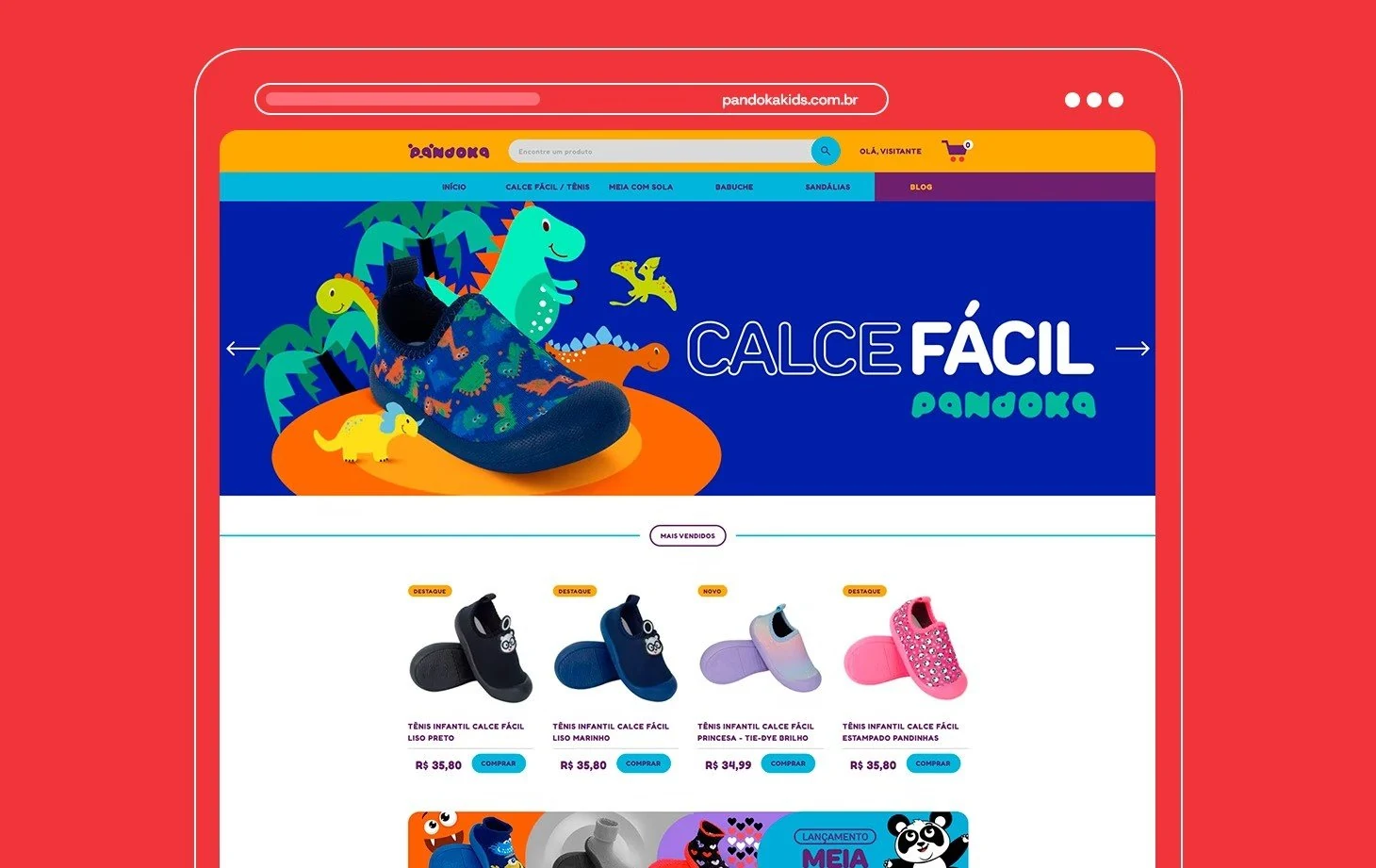 A home da loja da Pandoka num tablet sobre fundo vermelho: o banner “Calce Fácil” com um tênis estampado de dinossauros, o menu por linha de produto e a vitrine de mais vendidos com preços e botões de compra.