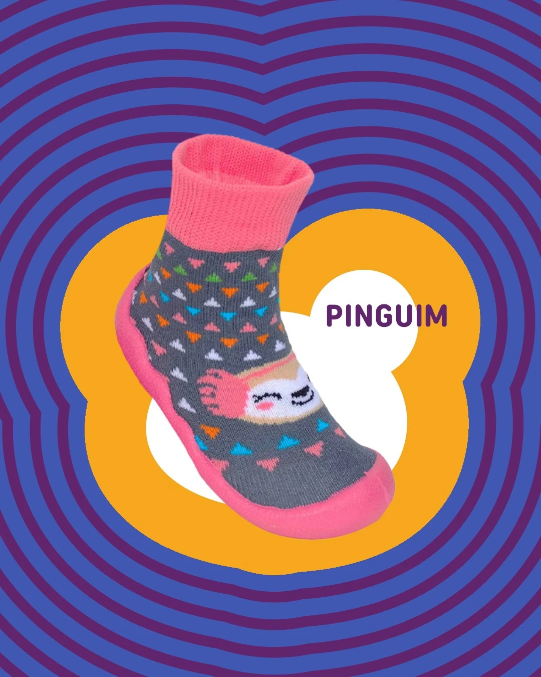 Post da Pandoka: meia com solinha cinza estampada de corações, com bico e calcanhar rosa, sobre anéis azuis, ao lado do balão “Pinguim”.