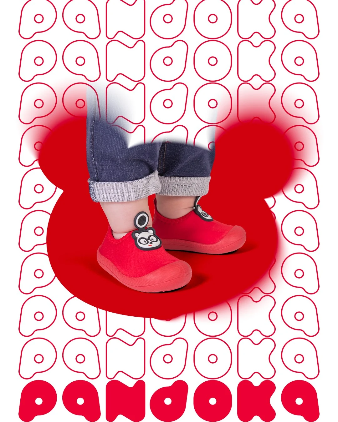 Post da Pandoka: pés de criança de calça jeans dobrada calçando tênis vermelho, sobre uma estampa de contornos vermelhos, com a assinatura pandoka.