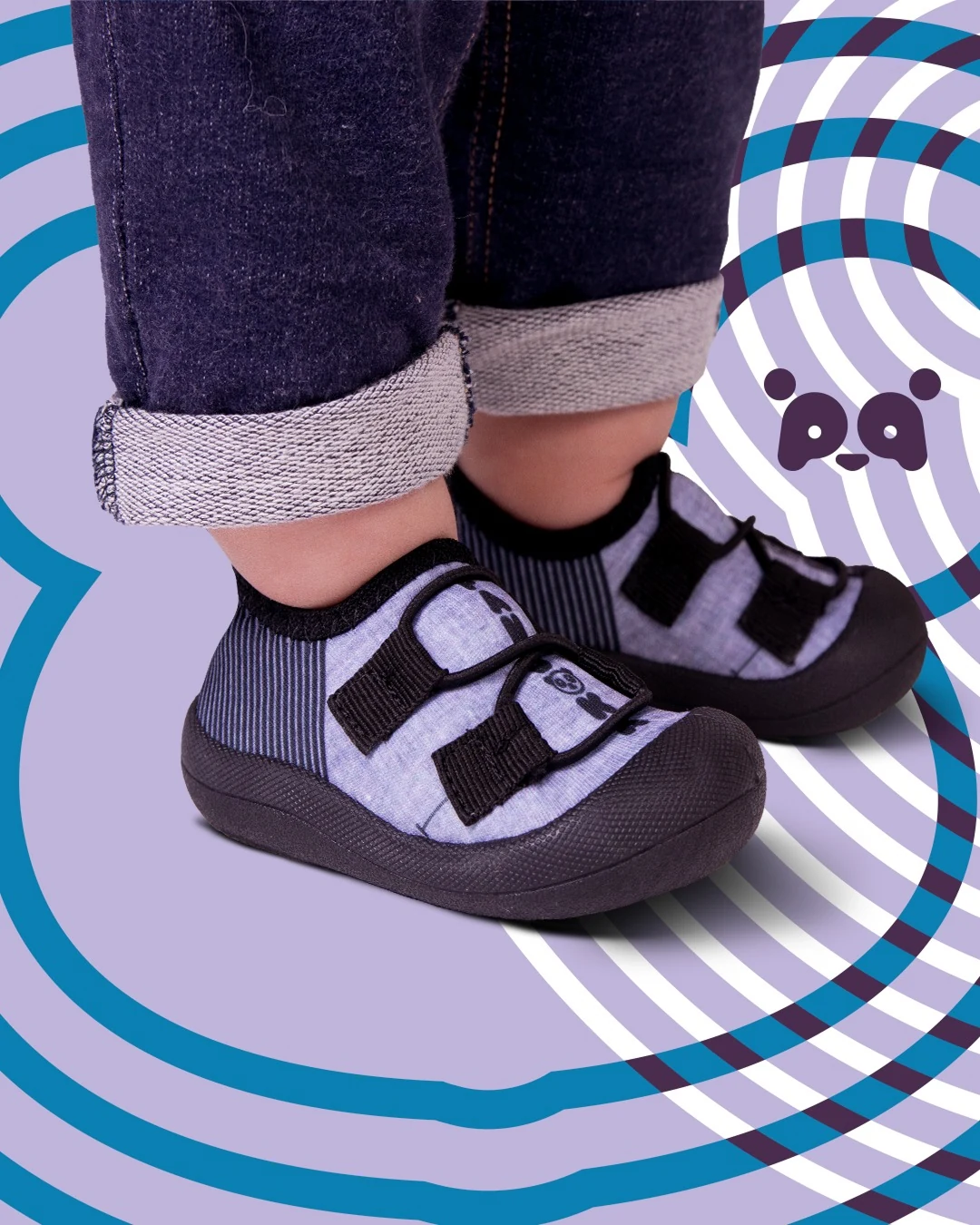Post da Pandoka: pés de criança calçando tênis cinza de velcro, sobre fundo lilás com anéis concêntricos azuis e a carinha do mascote ao fundo.