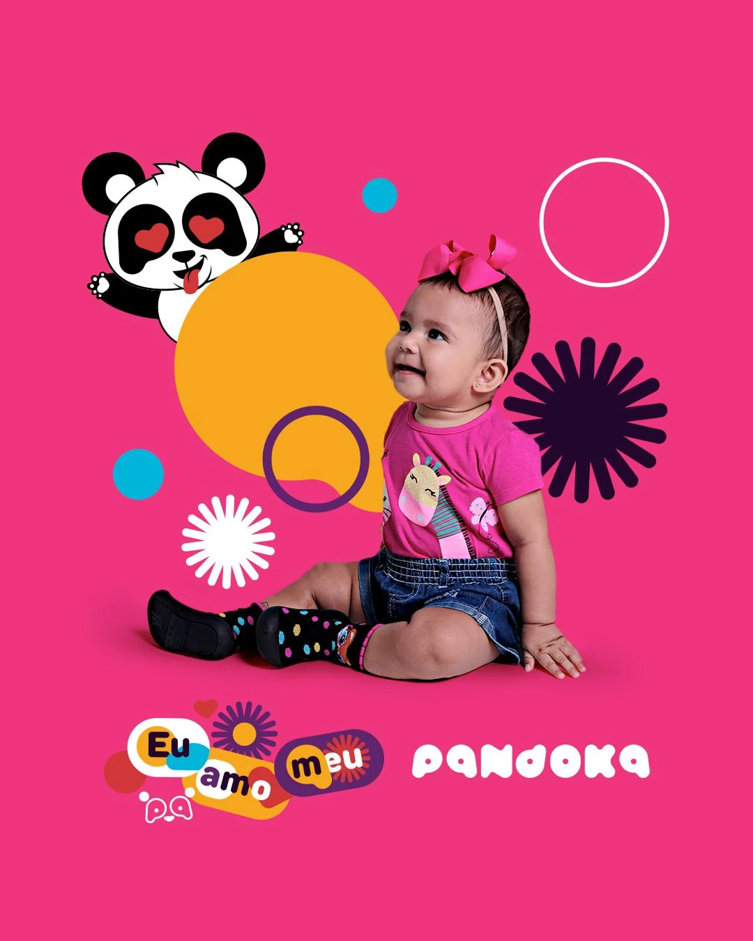 Post da Pandoka: bebê de camiseta rosa e laço no cabelo sentada ao lado do mascote de olhos de coração, sobre fundo rosa, com o selo “Eu amo meu pa”.