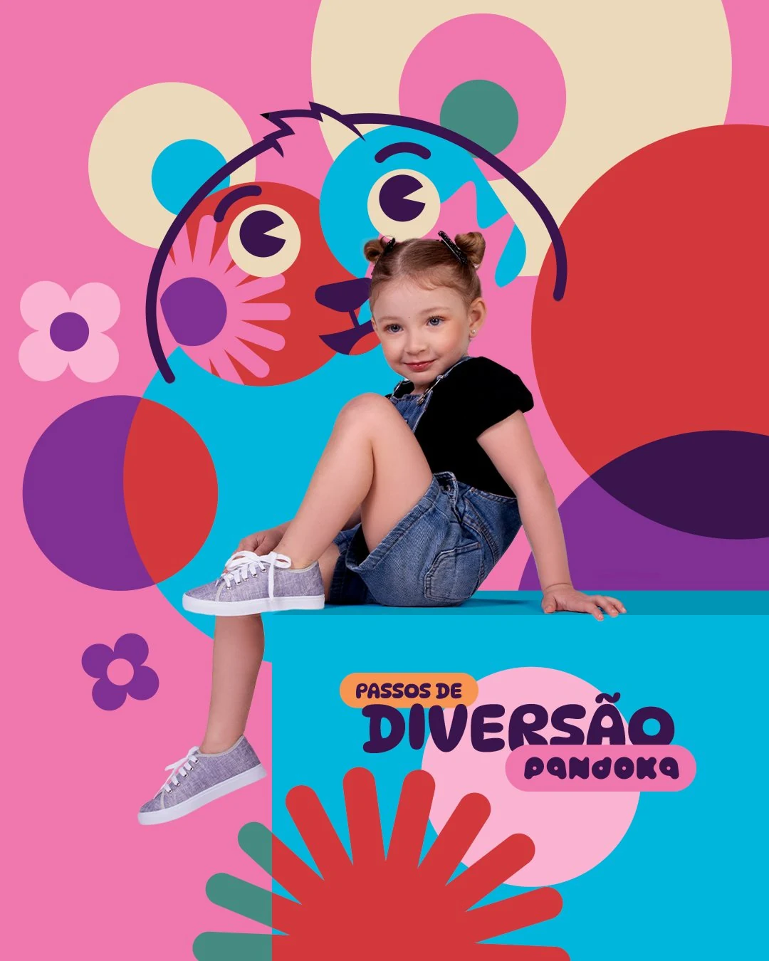 Post da Pandoka: menina de camiseta preta sentada num cubo, calçando tênis, com o selo “Passos de Diversão” e a cara grande do mascote ao fundo.