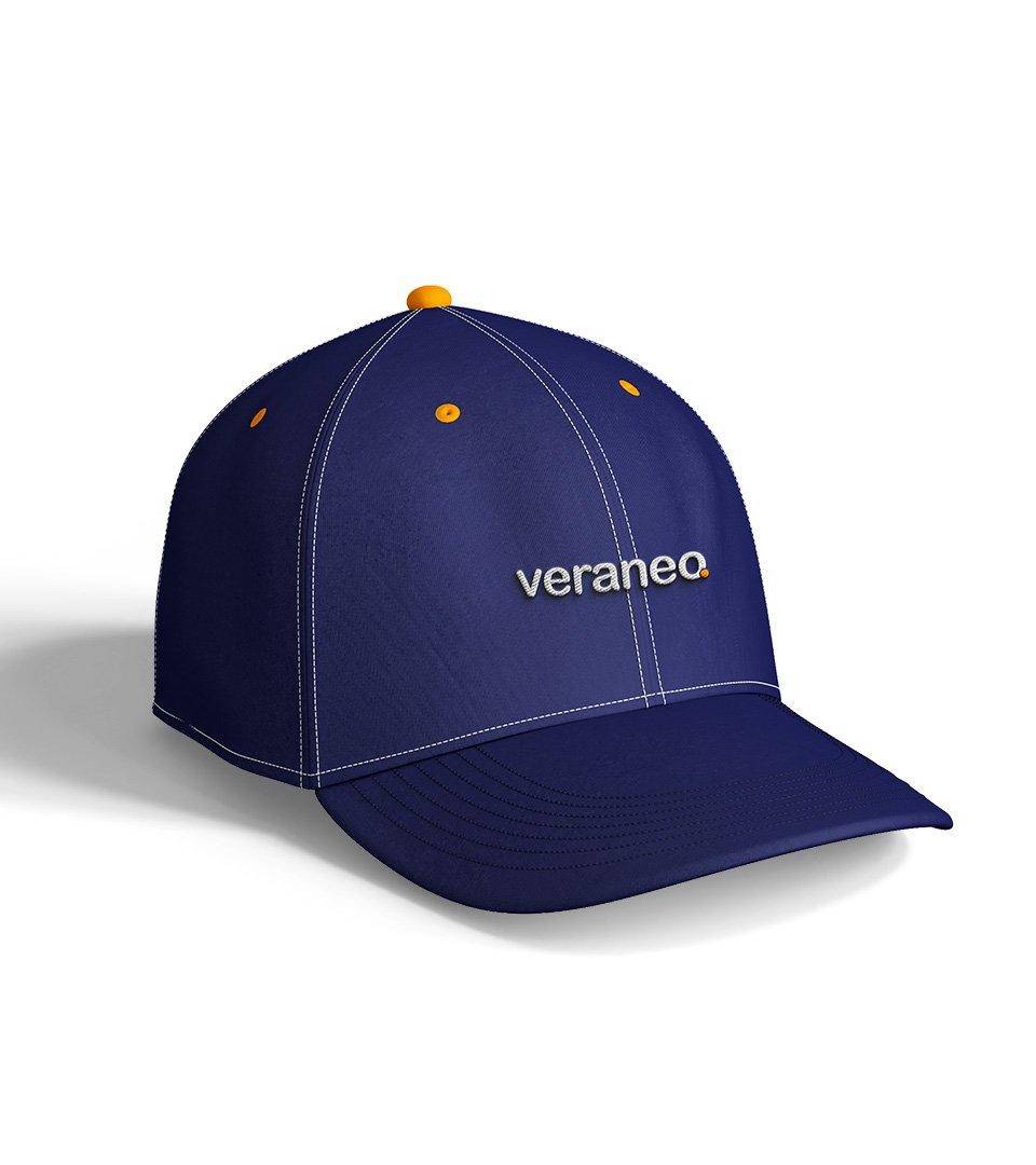 Boné azul-marinho com detalhes em laranja e a marca veraneo bordada na frente.