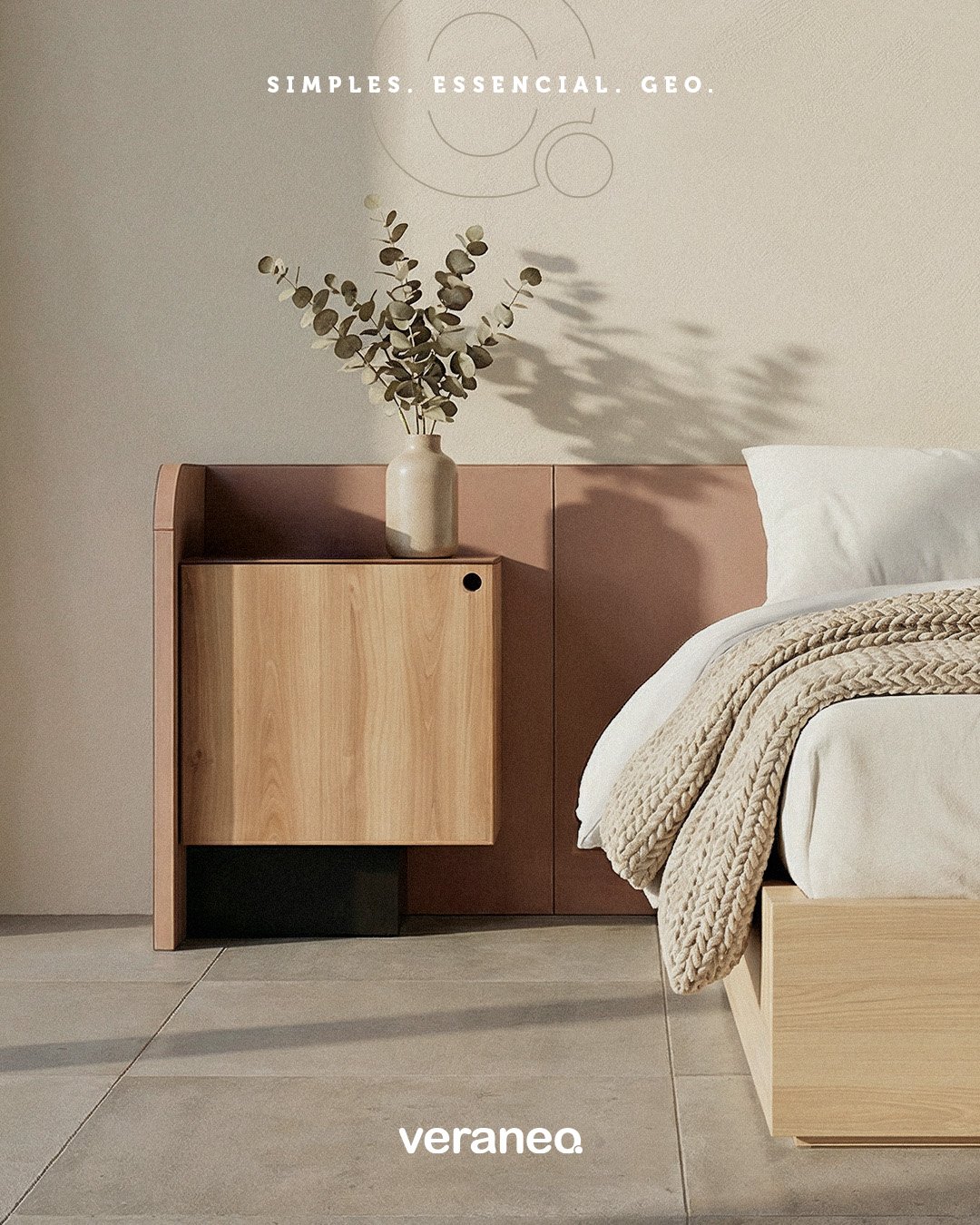 Post de feed: quarto com mesa de cabeceira de madeira e o mote “Simples. Essencial. Geo.”