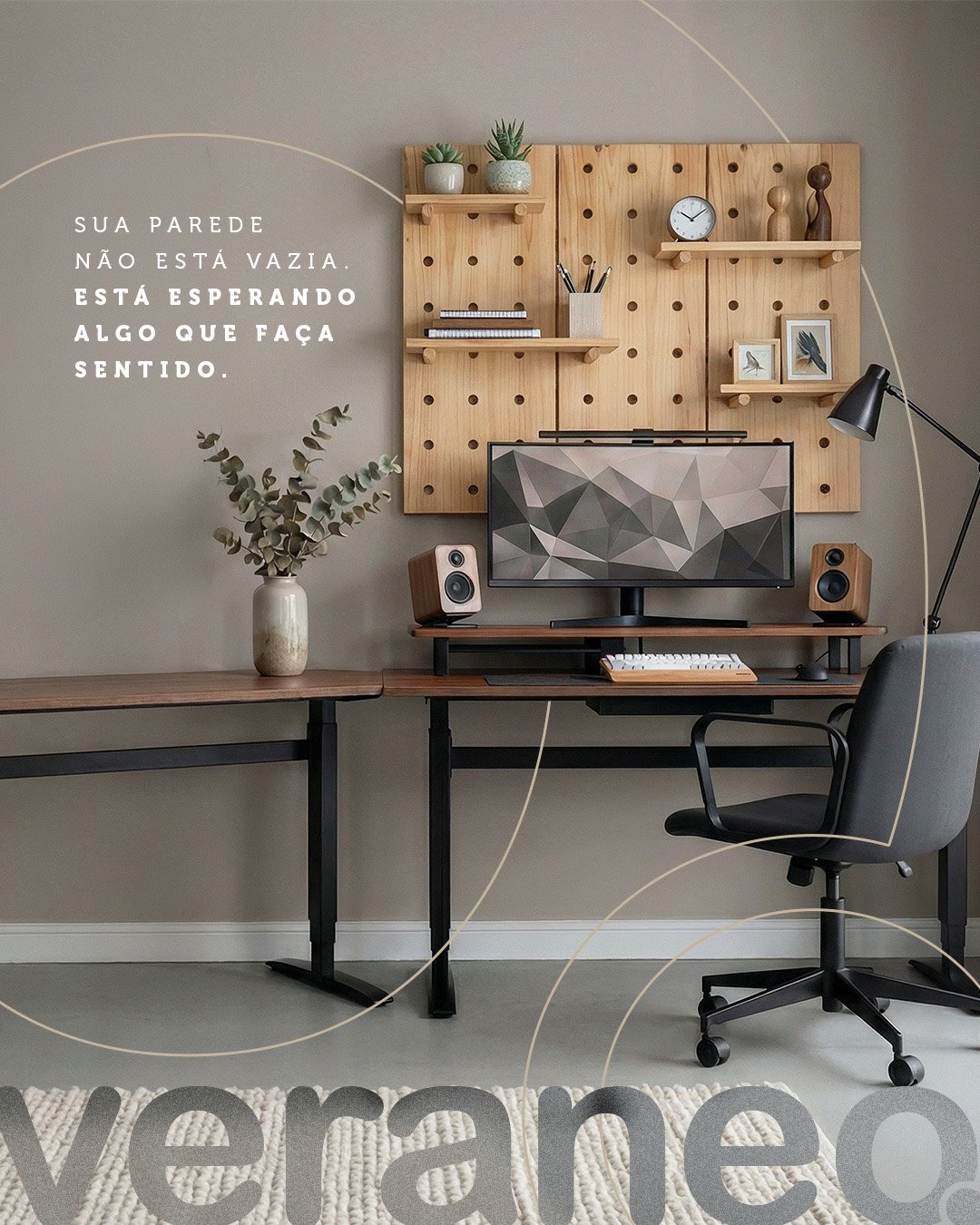 Post de feed: escritório em casa com painel pegboard e a frase “Sua parede não está vazia, está esperando algo que faça sentido”.