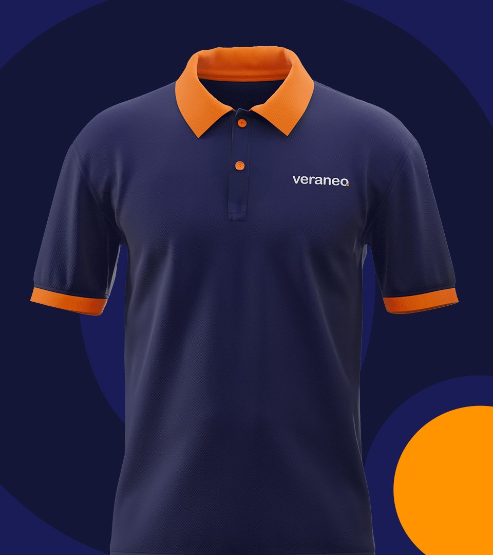 Camisa polo azul-marinho com gola e punhos laranja e a marca veraneo bordada no peito.
