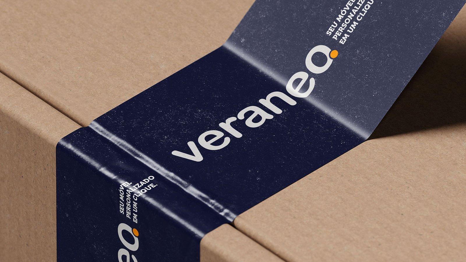 Fita adesiva azul-marinho com a marca Veraneo lacrando uma caixa de papelão.